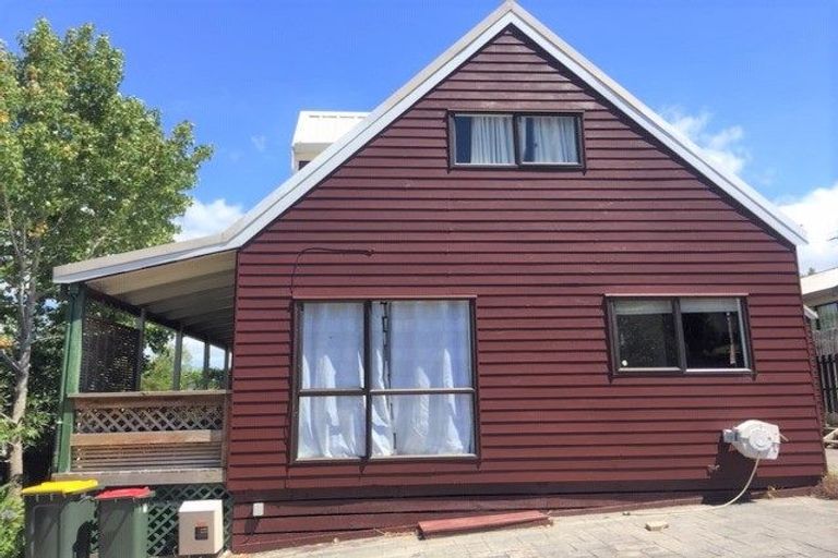 Photo of property in 14 Atlantis Place, Totara Vale, Auckland, 0629