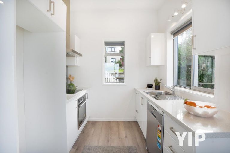 Photo of property in 4b Sunhaven Drive, Newlands, Wellington, 6037