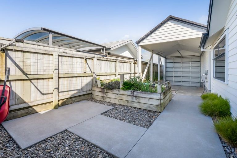 Photo of property in 6 Pebble Beach Court, Waiwhakaiho, New Plymouth, 4312