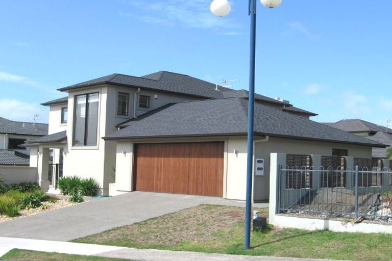 Photo of property in 4 Lupetti Rise, West Harbour, Auckland, 0618