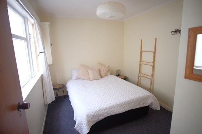Photo of property in 82 Oriental Parade, Oriental Bay, Wellington, 6011