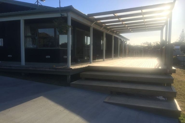 Photo of property in 38 Freyberg Crescent, Waikanae Beach, Waikanae, 5036