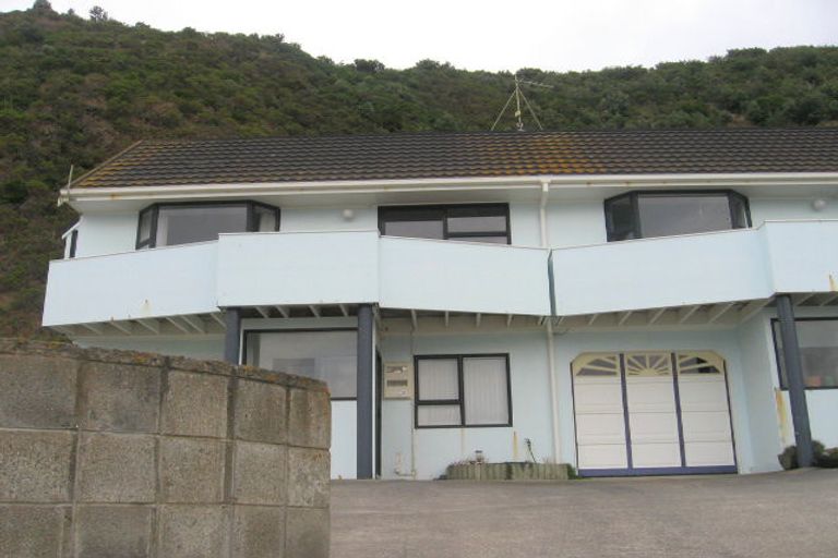 Photo of property in 422f2 Queens Drive, Lyall Bay, Wellington, 6022