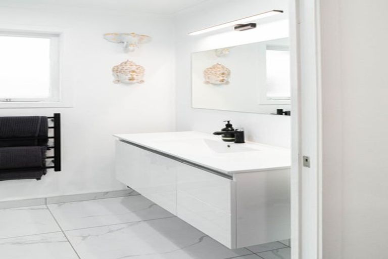 Photo of property in 18 Crosby Road, West Harbour, Auckland, 0618