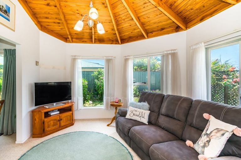 Photo of property in 20 Freyberg Crescent, Waikanae Beach, Waikanae, 5036