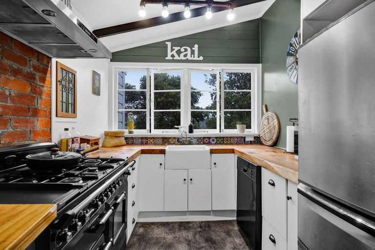 Photo of property in 150 Wirihana Road, Hawera, 4674