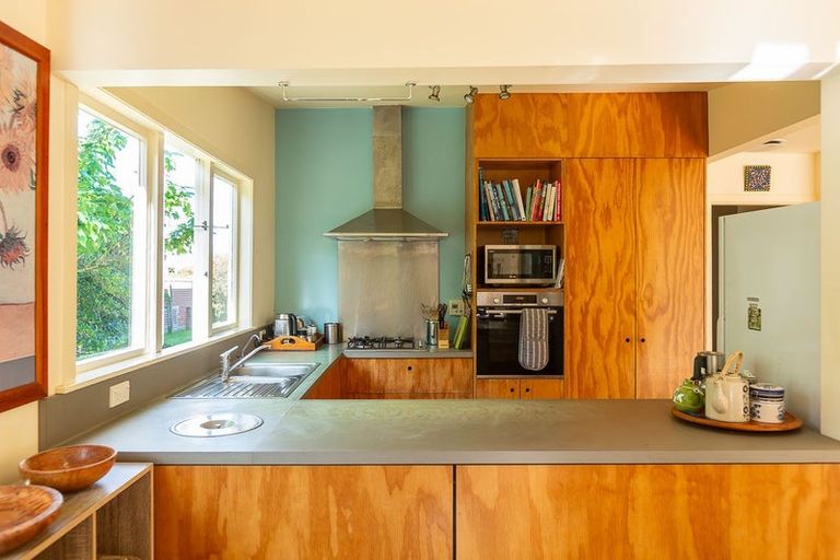 Photo of property in 174 Queens Drive, Lyall Bay, Wellington, 6022