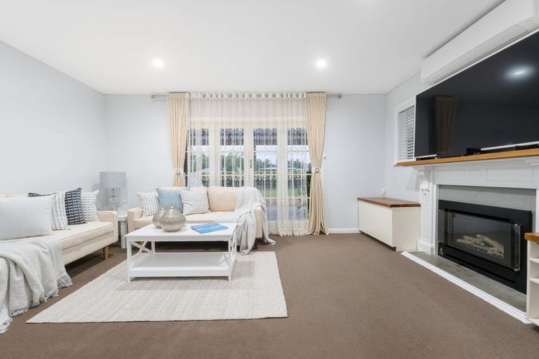 Photo of property in 52 Woodside Road, Massey, Auckland, 0614