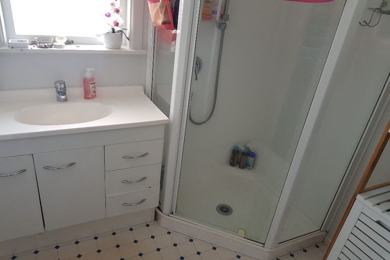 Photo of property in 37 Edmonton Road, Henderson, Auckland, 0612