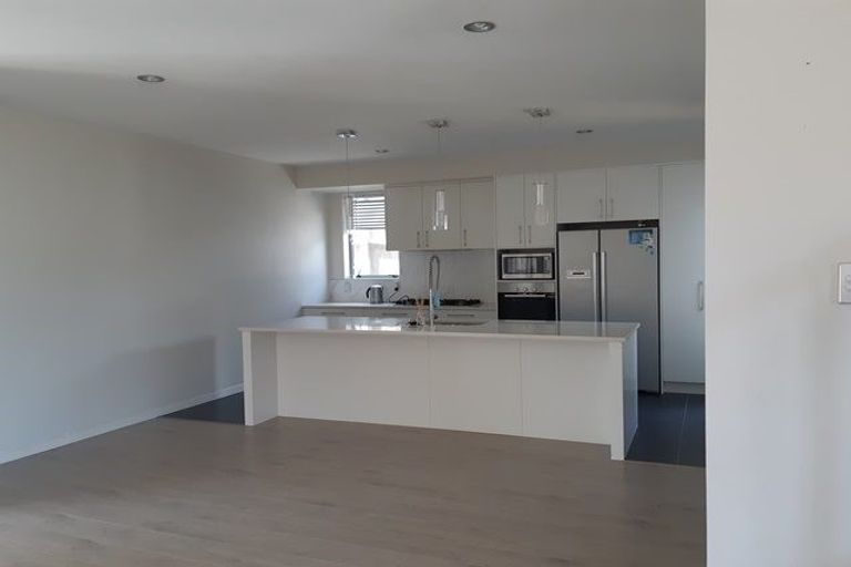 Photo of property in 102 Tamahere Drive, Glenfield, Auckland, 0629