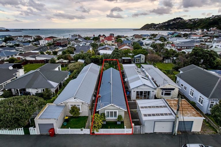 Photo of property in 18 Apu Crescent, Lyall Bay, Wellington, 6022