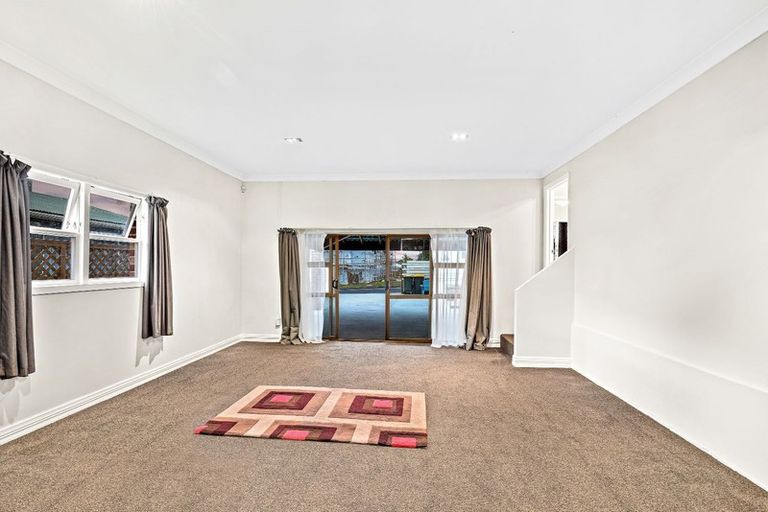 Photo of property in 31 Royal View Road, Te Atatu South, Auckland, 0610