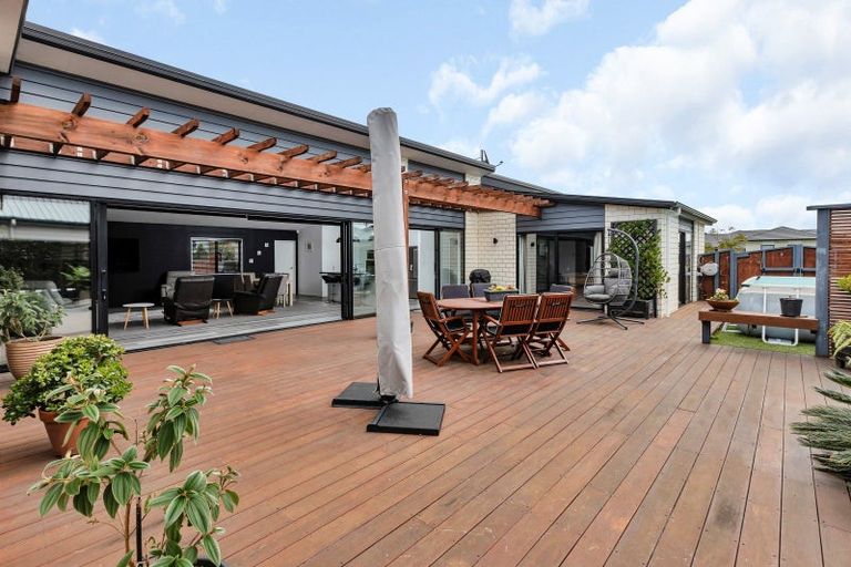 Photo of property in 11 Waitemata Drive, One Tree Point, 0118