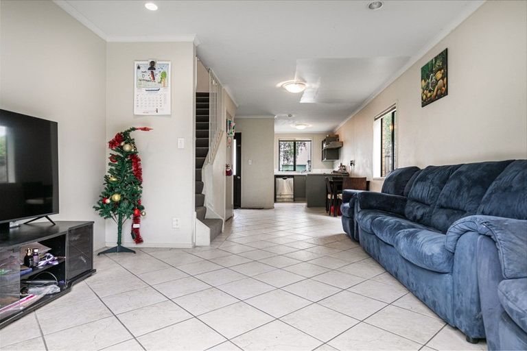 Photo of property in 56 Verdale Circle, Glen Eden, Auckland, 0602