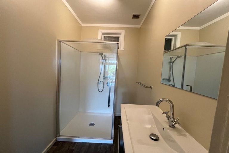 Photo of property in 1/13 Garden Road, Northland, Wellington, 6012