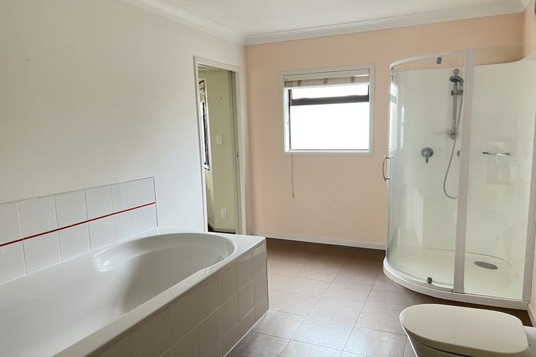 Photo of property in 23d Stanley Point Road, Stanley Point, Auckland, 0624