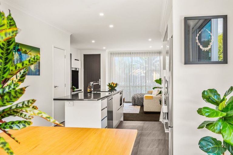 Photo of property in 69 Karepiro Drive, Stanmore Bay, Whangaparaoa, 0932