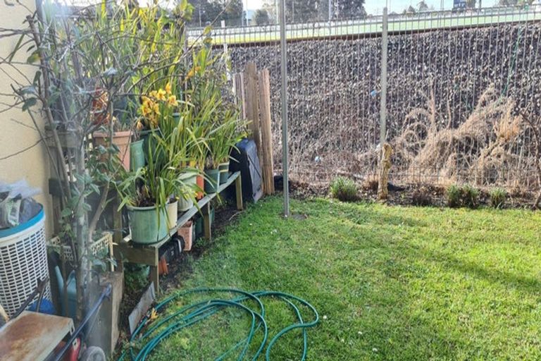 Photo of property in 19 Lockington Avenue, Henderson, Auckland, 0612