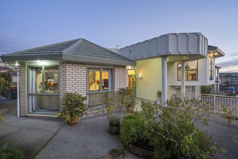 Photo of property in 12 Pistachio Place, Goodwood Heights, Auckland, 2105