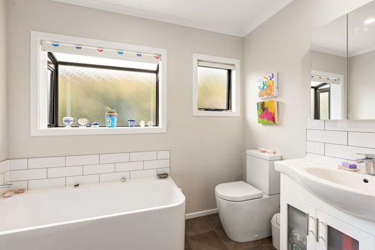 Photo of property in 60 Link Road, Newlands, Wellington, 6037