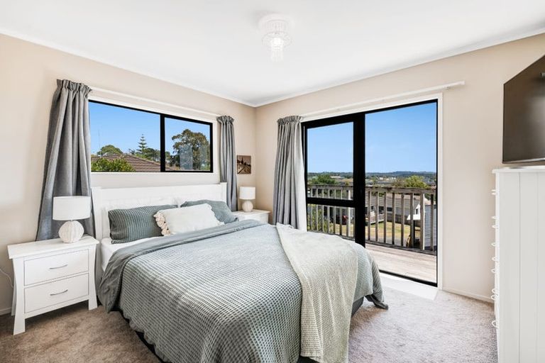 Photo of property in 2/10 Sevilla Place, Unsworth Heights, Auckland, 0632
