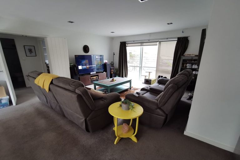 Photo of property in 17 Mansion Court, West Harbour, Auckland, 0618