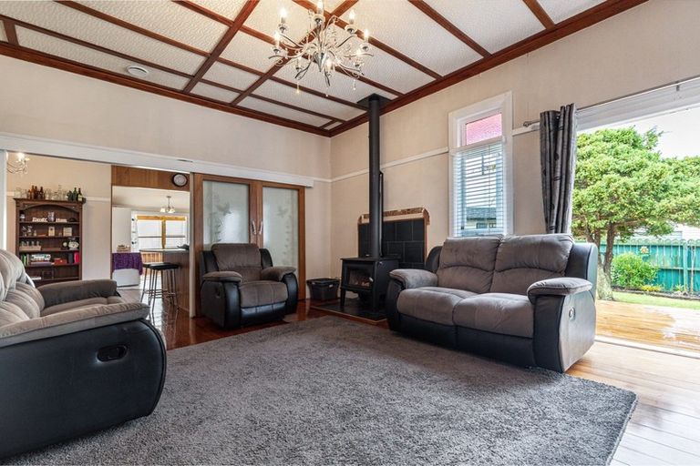 Photo of property in 14 Sandspit Road, Waiuku, 2123