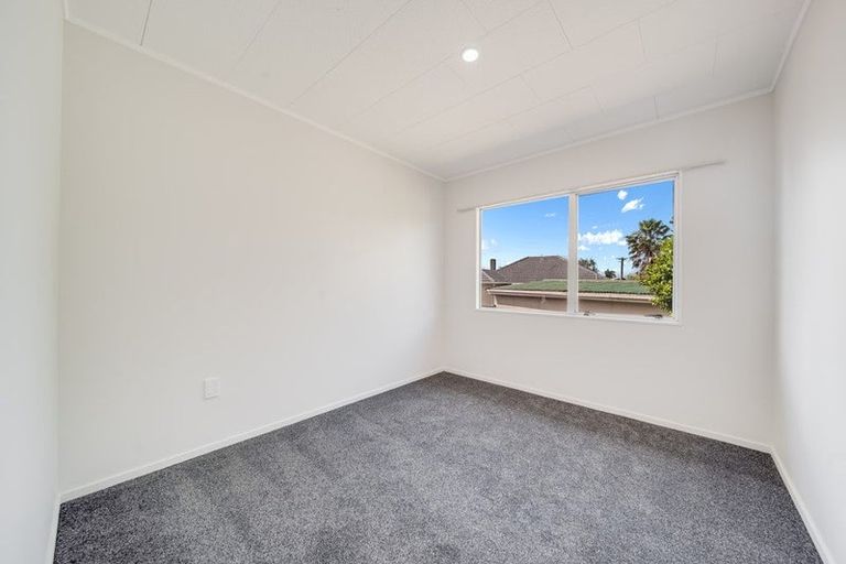 Photo of property in 2 Netherlands Avenue, Kelston, Auckland, 0602