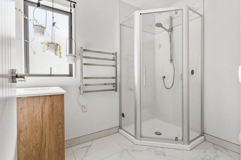 Photo of property in 4a Trengove Place, West Harbour, Auckland, 0618