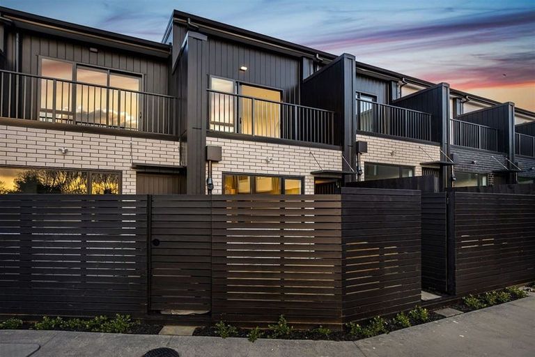 Photo of property in 27 Meg Lane, Glen Eden, Auckland, 0602