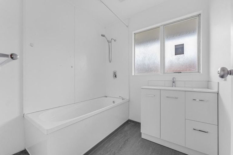 Photo of property in 17 Cretian Crescent, Henderson, Auckland, 0612