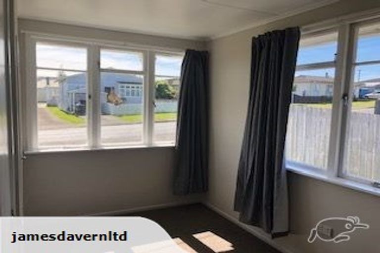 Photo of property in 6 Taipari Road, Te Atatu Peninsula, Auckland, 0610