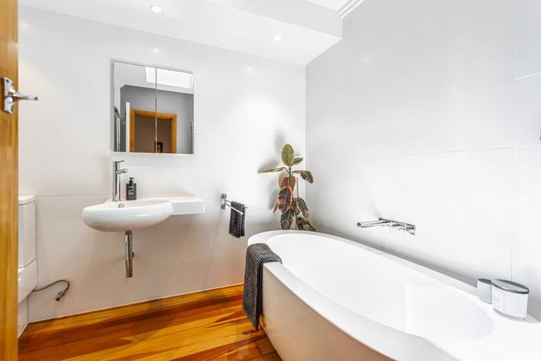 Photo of property in 23 Gloria Avenue, Te Atatu Peninsula, Auckland, 0610