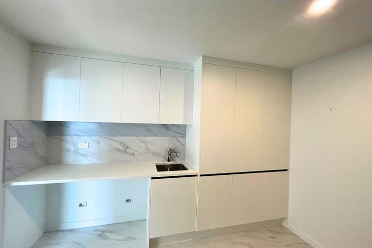 Photo of property in 23c Athena Drive, Totara Vale, Auckland, 0629