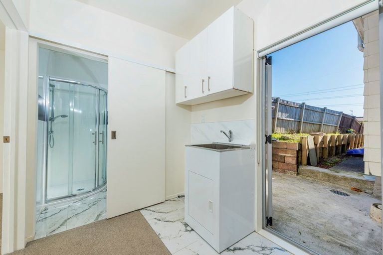 Photo of property in 2 Doone Place, Massey, Auckland, 0614