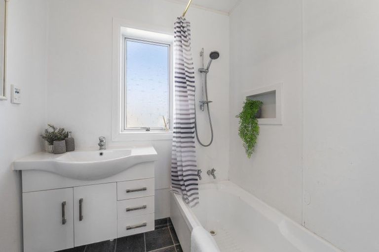 Photo of property in 94 Omata Road, Marfell, New Plymouth, 4310