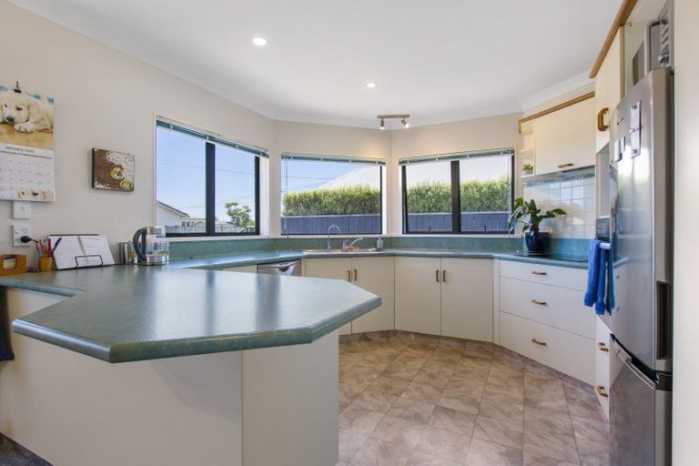 Photo of property in 18 Karamu Street, Te Atatu Peninsula, Auckland, 0610