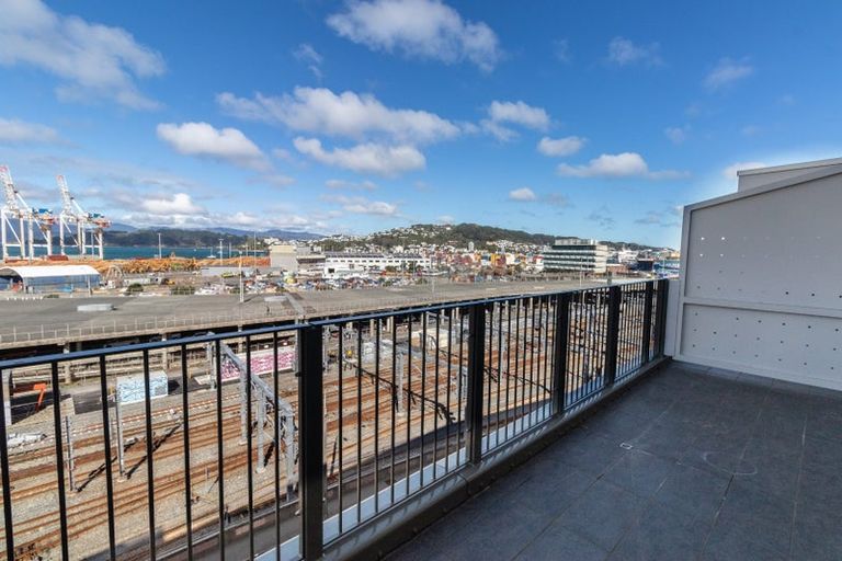Photo of property in Stadium Garden Flats, 412/107 Thorndon Quay, Pipitea, Wellington, 6011