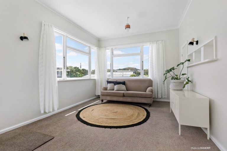 Photo of property in 199 Newlands Road, Newlands, Wellington, 6037