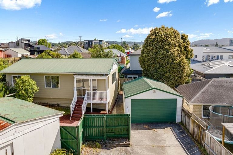 Photo of property in 2 Netherlands Avenue, Kelston, Auckland, 0602