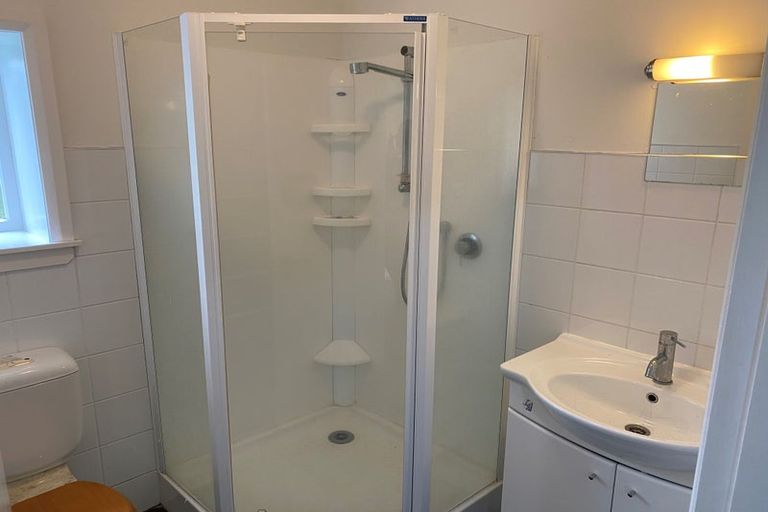 Photo of property in 28 Curtis Street, Northland, Wellington, 6012