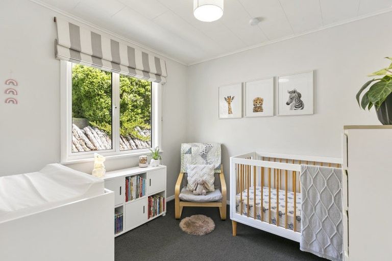 Photo of property in 15 Paparangi Crescent, Paparangi, Wellington, 6037