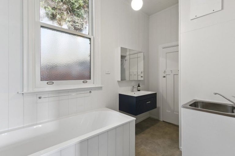 Photo of property in 186 Oriental Parade, Oriental Bay, Wellington, 6011