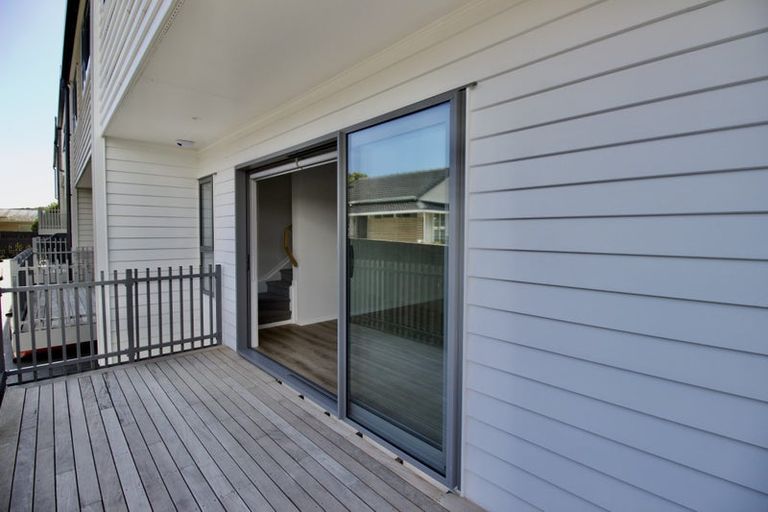 Photo of property in 2/94 Target Road, Totara Vale, Auckland, 0629