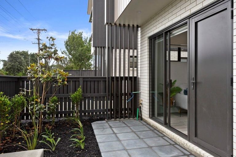 Photo of property in 2/86 Gloria Avenue, Te Atatu Peninsula, Auckland, 0610