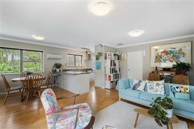 Photo of property in 35 Lynden Avenue, Hillcrest, Auckland, 0627