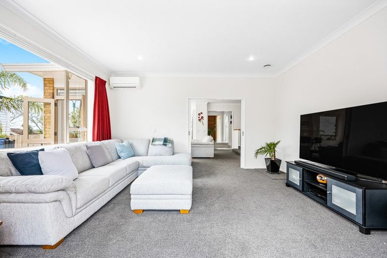 Photo of property in 30 Vermeer Place, West Harbour, Auckland, 0618