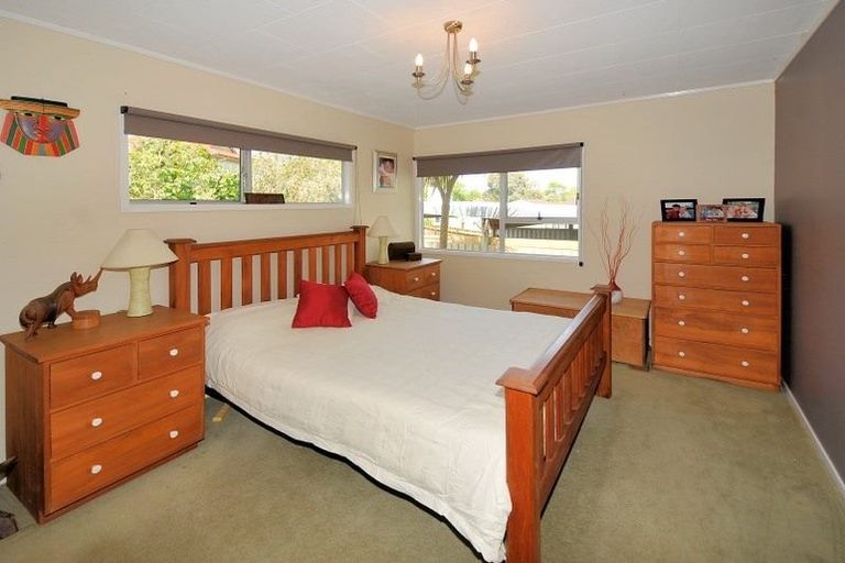 Photo of property in 20 Santiago Crescent, Unsworth Heights, Auckland, 0632