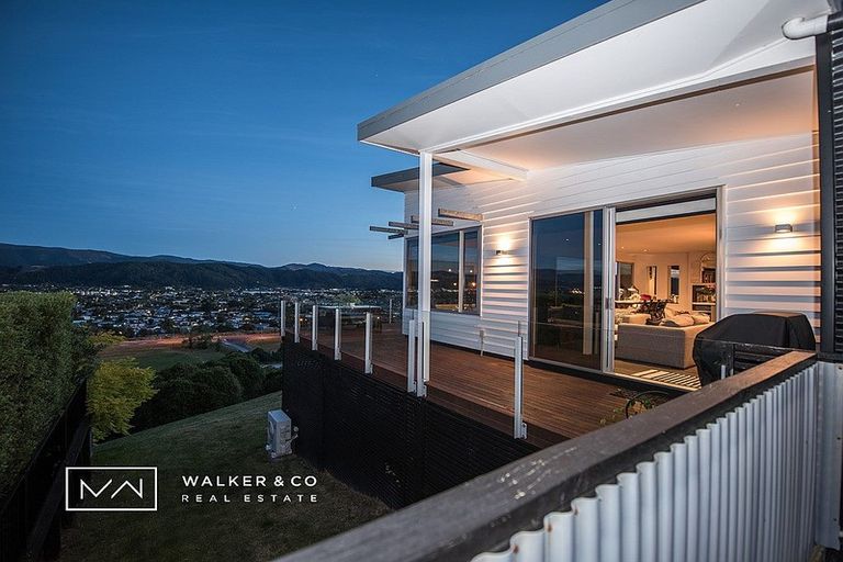 Photo of property in 17a Riverstone Drive, Riverstone Terraces, Upper Hutt, 5018