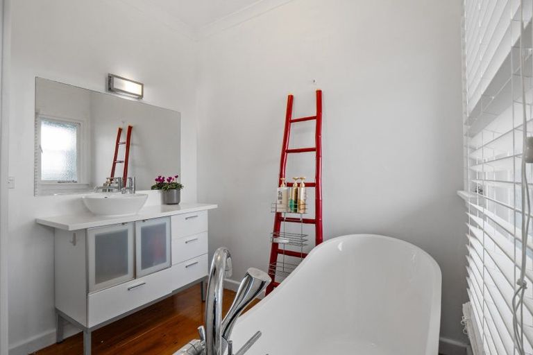 Photo of property in 14 Rimu Street, Strandon, New Plymouth, 4312